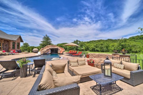 Luxe Sugar Creek Valley Guest House with Hot Tub!